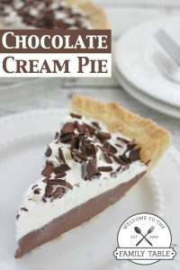 Looking for an easy and delicious chocolate cream pie recipe the whole family can enjoy? Try this one! :: welcometothefamilytable.com